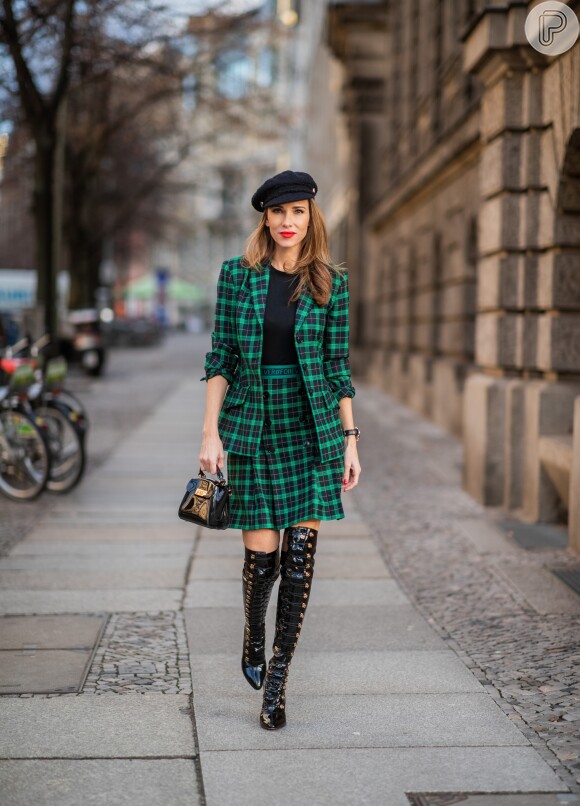 Alexandra Lapp ornou a bota over the knee, de Christian Louboutin, com look xadrez e saia plissada durante a Berlin Fashion Week em janeiro de 2019