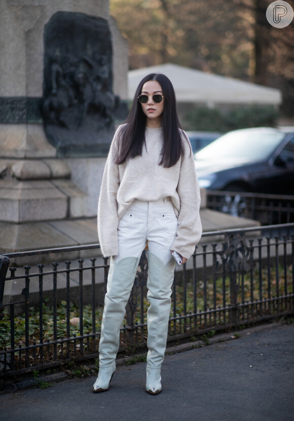 A influencer Yoyo Cao fez uma produção cheia de estilo, mas ao mesmo tempo com um ar casual, com a botas over the knee e calça branca durante a semana de moda de Milão, em fevereiro de 2019