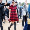 Olivia Palermo usou vestido xadrez  botas pretas over the knee ao prestigiar o desfile da Dior durante a Paris Fashion Week de Primavera e Verão 2020, em setembro de 2019