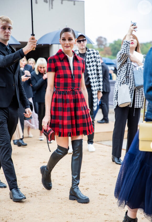 Olivia Palermo usou vestido xadrez  botas pretas over the knee ao prestigiar o desfile da Dior durante a Paris Fashion Week de Primavera e Verão 2020, em setembro de 2019