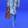 A bota over the knee azul combina com o vestido de estampa floral no desfile de moda Primavera e Verão 2020 da Balenciaga, durante a Paris Fashion Week