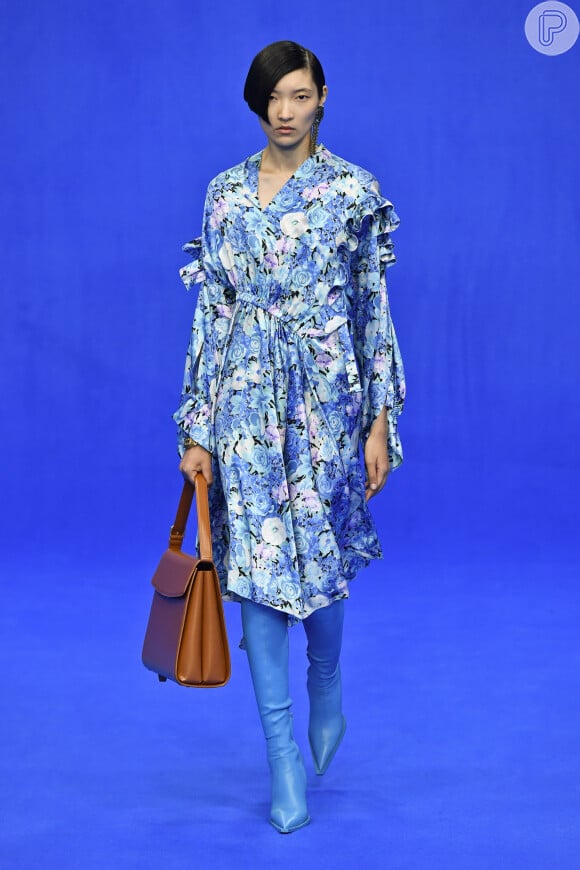 A bota over the knee azul combina com o vestido de estampa floral no desfile de moda Primavera e Verão 2020 da Balenciaga, durante a Paris Fashion Week