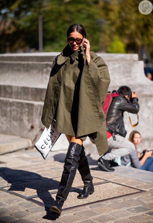 Julie Pelipas, diretora de moda da Vogue Ucrânica, apostou na bota over the knee com a capa oliva