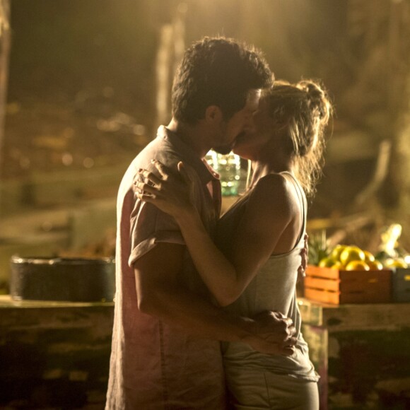 Durante a leitura de Don Juan, Paloma (Grazi Massafera) e Marcos (Romulo Estrela) dão beijão na biblioteca de Alberto (Antônio Fagundes) na novela 'Bom Sucesso'