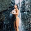 Mariana Goldfarb faz foto tomando banho de cachoeira