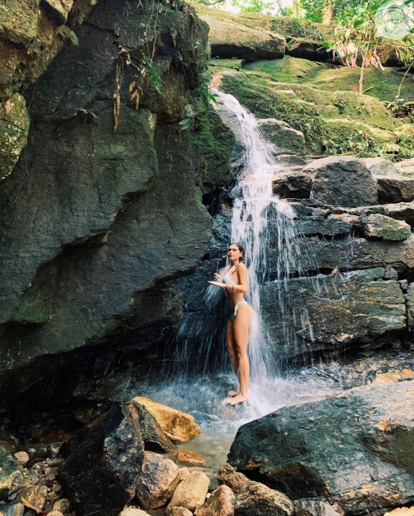Mariana Goldfarb faz foto tomando banho de cachoeira
