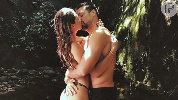 Mariana Goldfarb e Cauã Reymond fazem foto romântica, aos beijos
