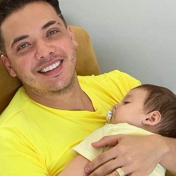 Filho mais novo de Wesley Safadão usa chapéu com desenho do Baby Shark para passeio na praia com família nesta segunda-feira, dia 14 de outubro de 2019