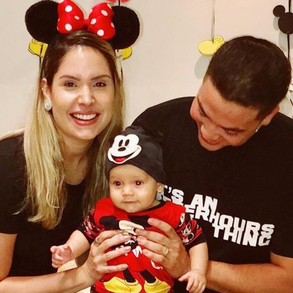 Filho mais novo de Wesley Safadão encanta em look divertido para passeio na praia com família nesta segunda-feira, dia 14 de outubro de 2019
