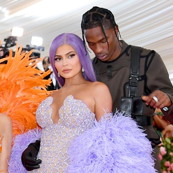 Bruna Marquezine foi comparada nas redes sociais com Kylie Jenner. A socialite está sempre inovando com suas laces poderosas