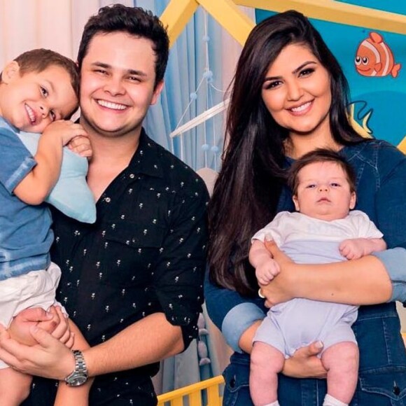 Sertanejo Matheus Aleixo apareceu com os filhos combinando look de praia. 'Sou apaixonada', elogiou fã