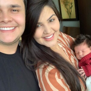 Mulher do sertanejo Matheus Aleixo, Paula Aires também compartilhou foto com o filho caçula, João Pedro, de 7 meses