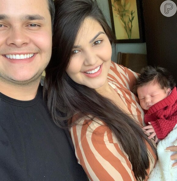 Mulher do sertanejo Matheus Aleixo, Paula Aires também compartilhou foto com o filho caçula, João Pedro, de 7 meses