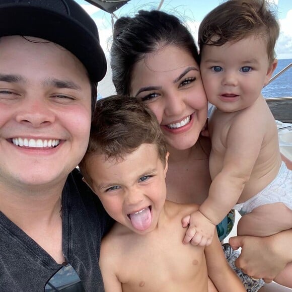 Sertanejo Matheus Aleixo combinou look com filhos em dia de praia: 'Todo mundo igual para curtir Aruba!'