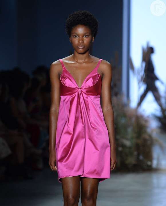 Vestido rosa: modelo em seda é fresquinho para o verão e foi escolha da grife Fabiana Milazzo para a SPFW