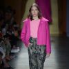 Blusa e jaqueta rosa: tons claro e escuro funcionam bem juntos e ganham mais informação de moda quando combinados com estampa militar como desfilado pela grife Lilly Sarti
