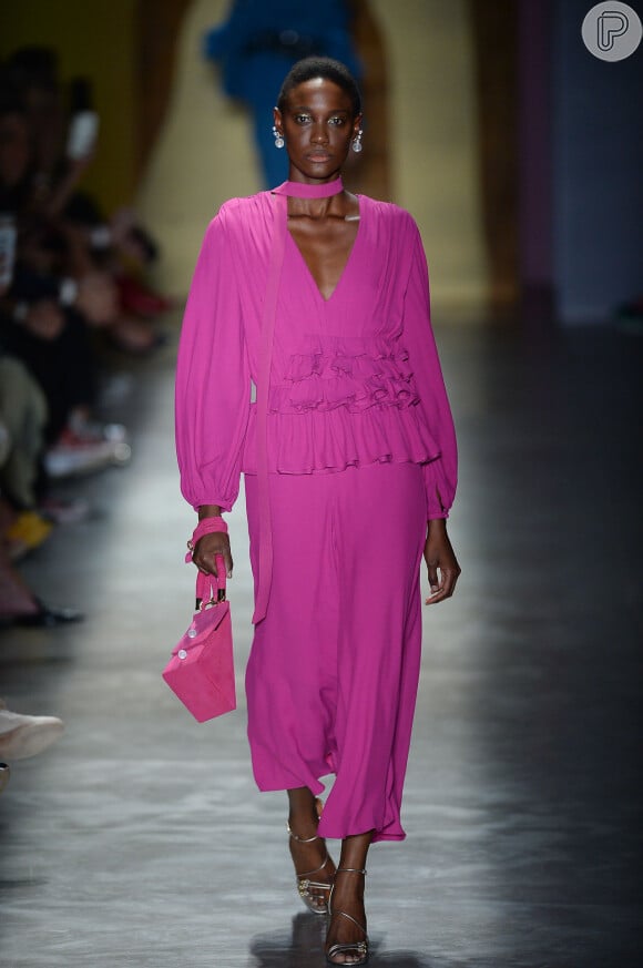 Look rosa: blusa com manga bufante, calça pantacourt, lenço e bolsa no tom formam um conjuntinho desejo para as próximas temporadas. A aposta é da Lilly Sarti