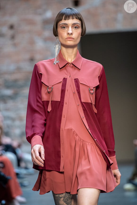 Camisa rosa: a Bobstore apostou em uma sobreposição com a peça aberta para a São Paulo Fashion Week