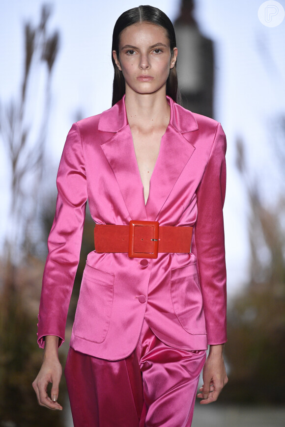 Terninho rosa: look da grife Fabiana Milazzo foi combinado com cinto vermelho vibrante em um color blocking para a São Paulo Fashion Week