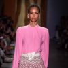 Blusa rosa: modelagem soltinha e com mangas amplas pode ser combinada com saia estampada no mesmo tom segundo a Lilly Sarti em desfile para a SPFW