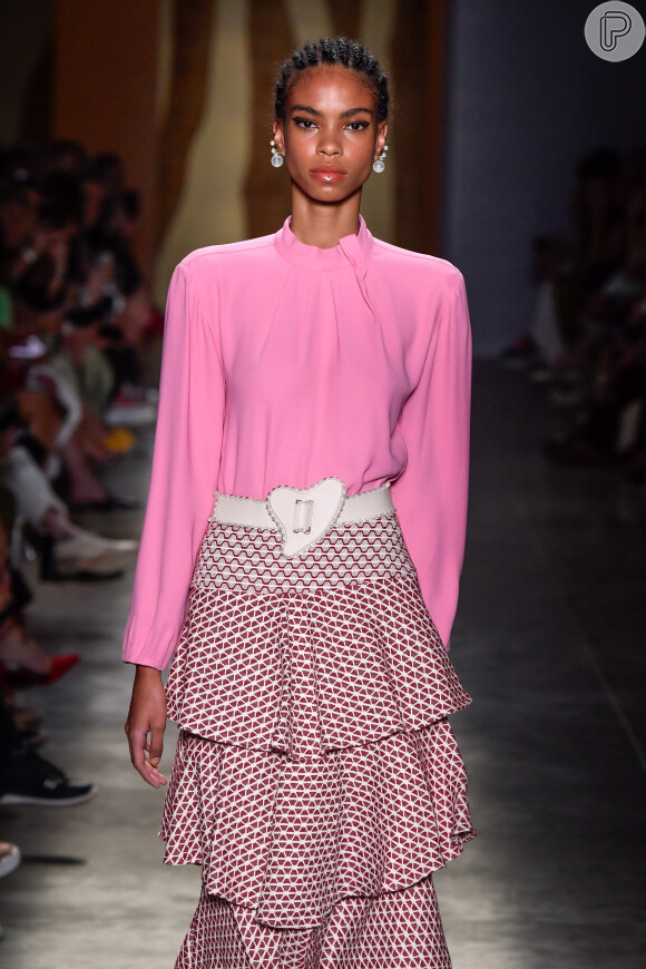 Blusa rosa: modelagem soltinha e com mangas amplas pode ser combinada com saia estampada no mesmo tom segundo a Lilly Sarti em desfile para a SPFW