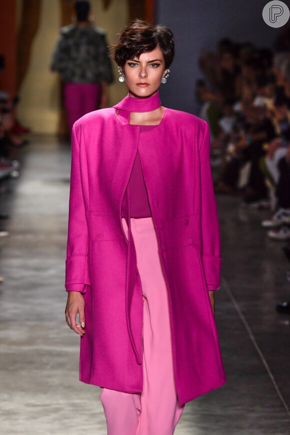 Calça, blusa e sobretudo: combinar diferentes tons de rosa é tendência para as próximas estações segundo a São Paulo Fashion Week