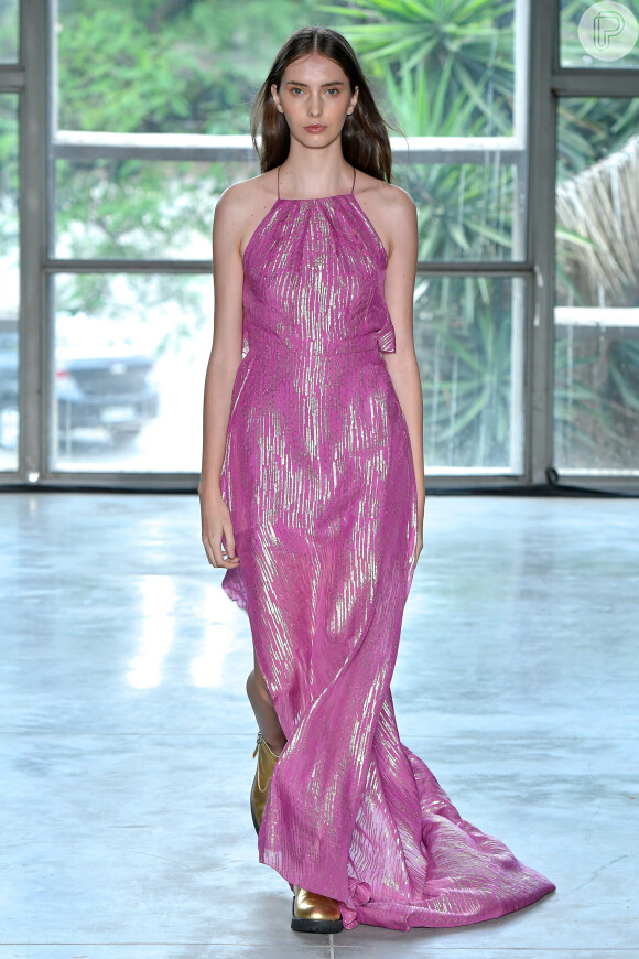Vestido longo rosa: a grife Reinaldo Lourenço apostou em modelagem fluida com tecido brilhoso para a São Paulo Fashion Week