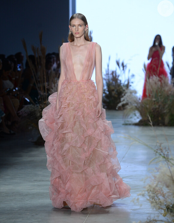 Vestido rosa com transparência: modelo com babados na parte de baixo da Fabiana Milazzo para a SPFW é leve e muito elegante