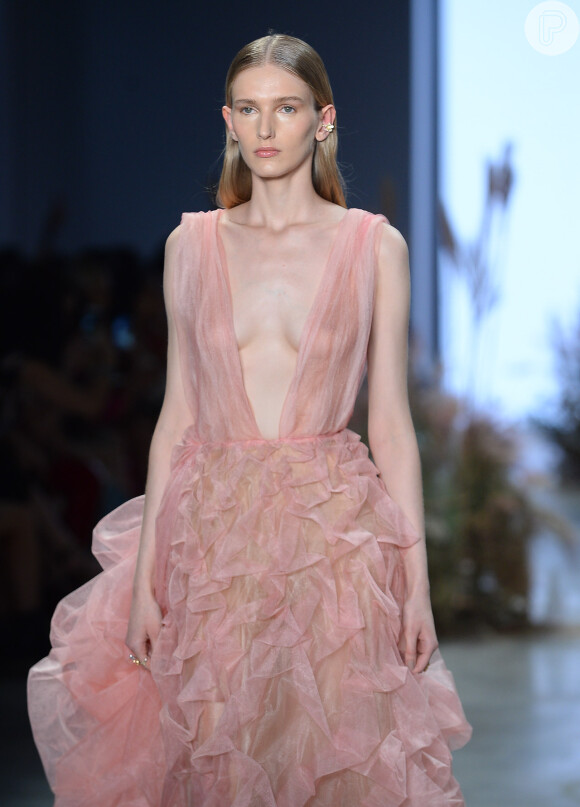 Vestido rosa com transparência: modelo com decote em V profundo foi escolha da grife Fabiana Milazzo para SPFW