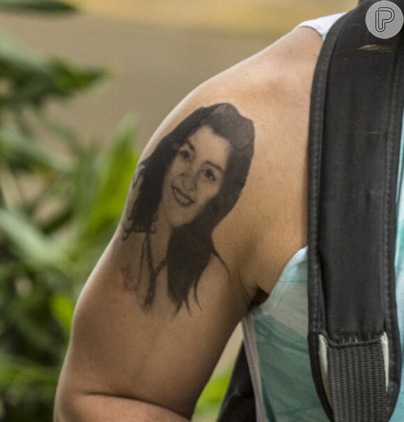 Ryan (Thiago Martins) tem uma tatuagem dedicada à mãe, o rosto de Regina Casé, na novela 'Amor de Mãe'