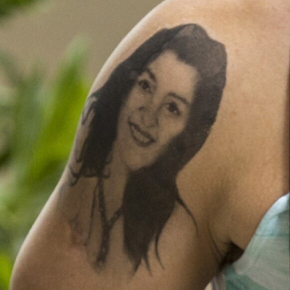 Ryan (Thiago Martins) tem uma tatuagem dedicada à mãe, o rosto de Regina Casé, na novela 'Amor de Mãe'