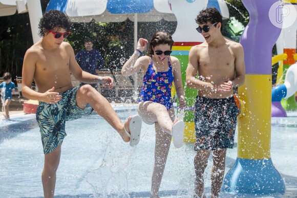 Sophia Valverde se divertiu com o namorado, Lucas Burgatti, em parque aquático do Ceará