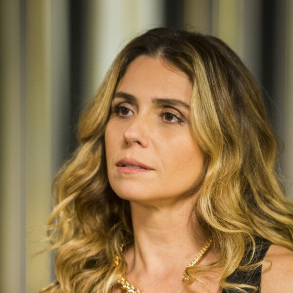 Como Atena, em 'A Regra do Jogo', Giovanna Antonelli ficou loira com mechas em dois tons, claro e dourado, e com corte médio