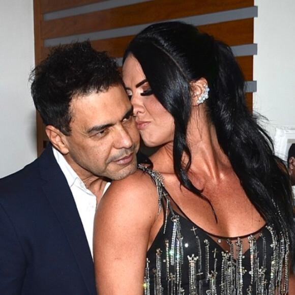 Zezé Di Camargo ganhou carinho da noiva, Graciele Lacerda, em camarim antes de show em São Paulo, nesta quinta-feira, 17 de outubro de 2019