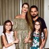 Luciano Camargo recebeu a mulher, Flávia Fonseca, e as filhas gêmeas, Isabella e Helena, de 9 anos, em camarim