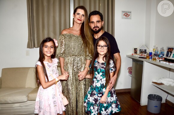 Luciano Camargo recebeu a mulher, Flávia Fonseca, e as filhas gêmeas, Isabella e Helena, de 9 anos, em camarim