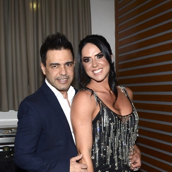 Zezé Di Camargo e a noiva, Graciele Lacerda, posaram juntos em camarim antes de show em São Paulo, nesta quinta-feira, 17 de outubro de 2019