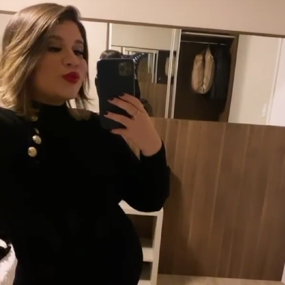 Marília Mendonça usou vestido colado ao corpo e deixou barriga de gravidez em evidência