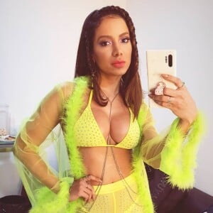 Anitta pede atriz espanhola Ester Expósito em casamento no Instagram