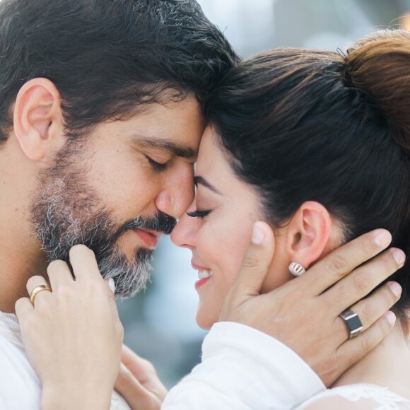 Carol Castro e Bruno Cabrerizo começaram a se relacionar nos bastidores de novela 'Órfãos da Terra'