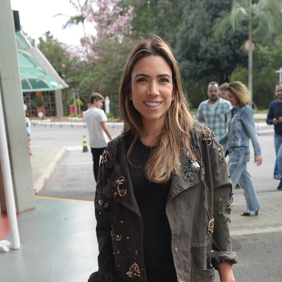 Patricia Abravanel ota por looks com mais calças após o nascimento do 3º filho em entrevista ao Purepeople