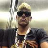 Neymar posa com os cabelos loiros