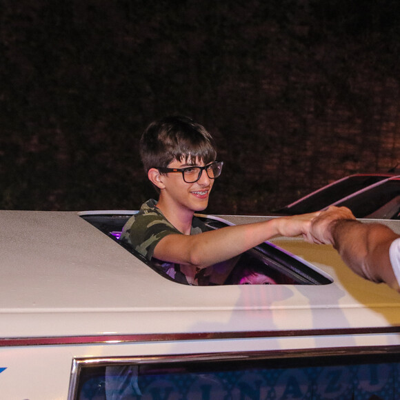 Filho de Henri Castelli e Isabeli Fontana, Lucas chegou de limousine para comemorar seus 13 anos em restaurante de São Paulo nesta quarta-feira, 23 de outubro de 2019, à noite