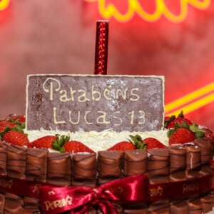 Detalhe do bolo de aniversário do filho de Henri Castelli e Isabeli Fontana, Lucas