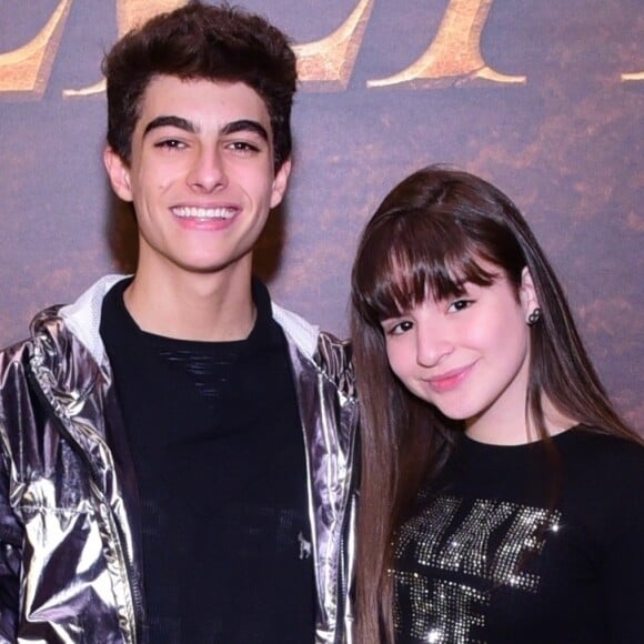 Sophia Valverde e o namorado, Lucas Burgatti, foram juntos à pré-estreia de 'O Rei Leão'