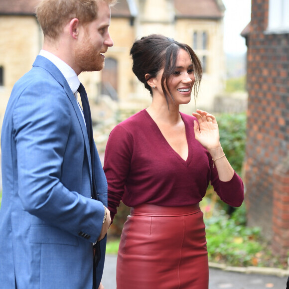 Meghan Markle deixou o cabelo preso em um coque despojado e apostou na mocronomia em seu look