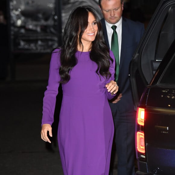 Meghan Markle escolheu vestido midi para compromisso noturno, com cabelo solto