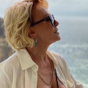 Ana Maria Braga roubou a cena ao aparecer de barriga de fora e seios em evidência durante passeio em Portugal