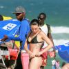 Isis Valverde arruma biquíni em dia de praia no Rio de Janeiro