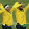 Neymar tampo rosto de Gabigol em foto da comemoração da seleção brasileira na final das Olimpíadas 2016
